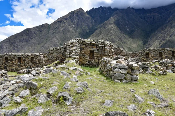 Llactapata - Llaqtapata es un sitio arqueológico ubicado cerca de 5 kilómetros al oeste de Machu Picchu