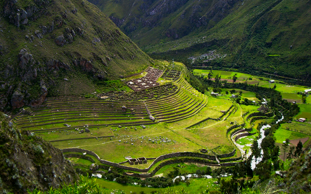Llaqtapata es un sitio arqueológico ubicado cerca de 5 kilómetros al oeste de Machu Picchu