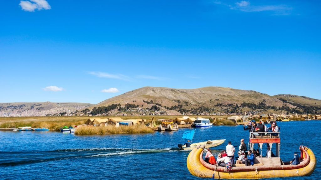 Las Islas flotantes de los Uros en el Lago Titicaca