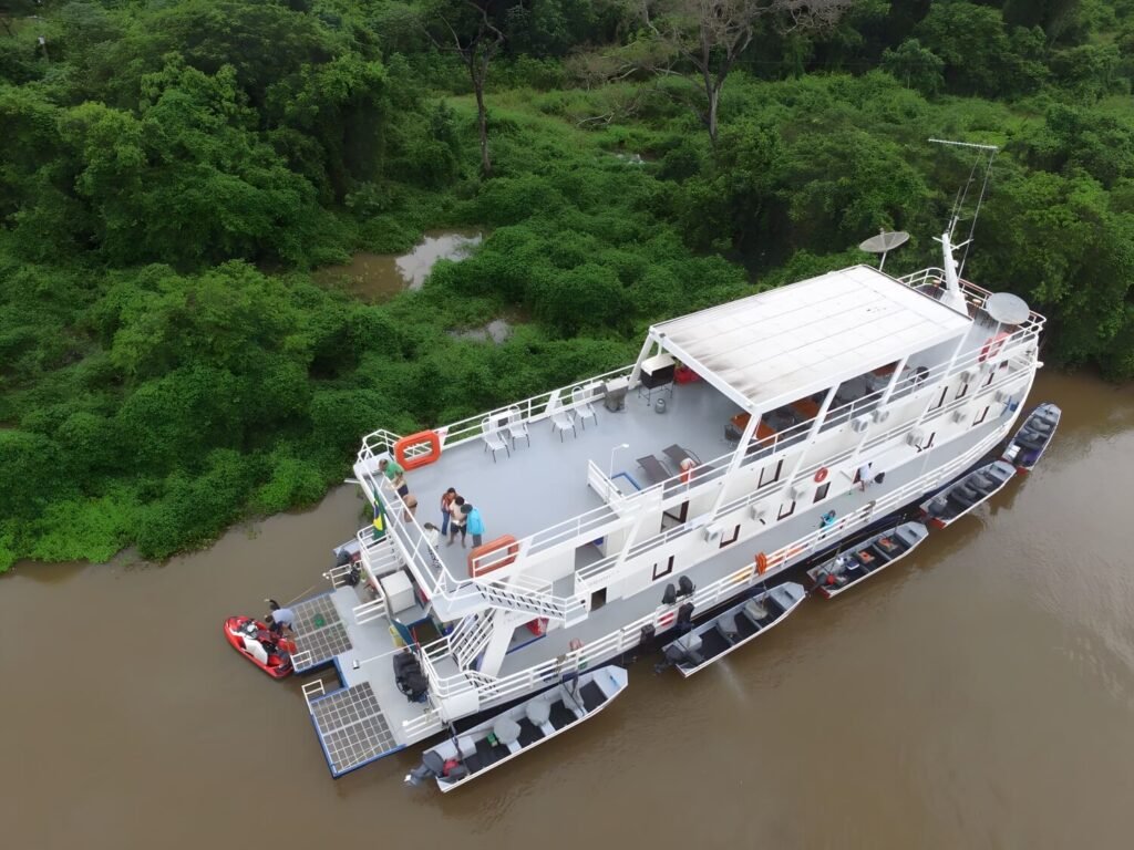 Barco hotel no Pantanal