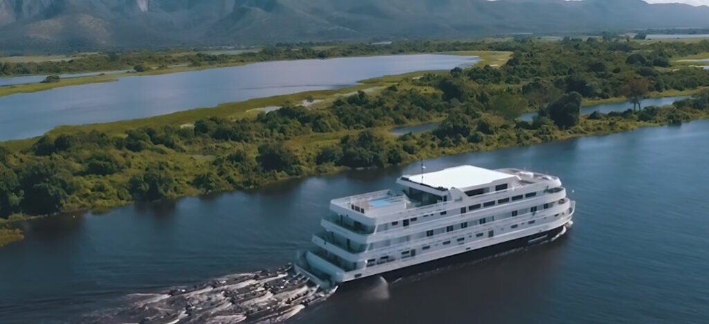 Barco hotel no Pantanal